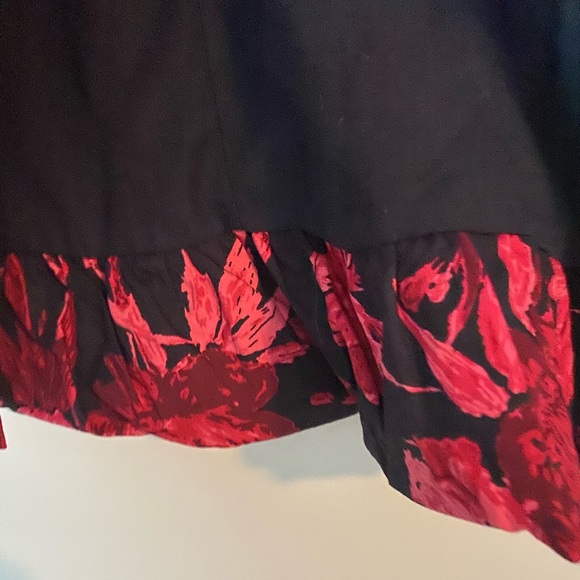 New York & Company Red & Black Bubble Hem Skirt with Floral Print in Size 4 - Picture 8 of 11